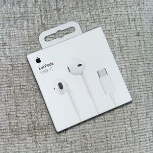 BRAND NEW APPLE EARBUDS